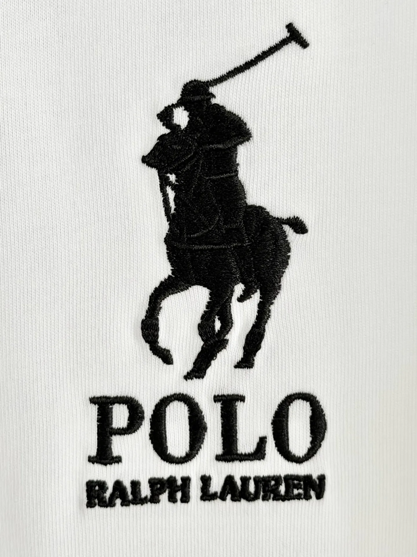 P160 [High Quality]Ralph Lauren*Ralph Lauren embroidery micro-label simple‼ ️Short-sleeved T-shirt 💗Ralph Lauren classic short-sleeved T-shirt, custom-made 280g pure cotton fabric, soft and breathable, classic horseback golf🏌️ embroidery on the chest, logo + logo embroidery on the back, simple and recognizable. Round neck design, neat tailoring, customized 280g pure cotton fabric, soft and smooth to the touch, great breathability, super comfortable to wear in summer! The same loose version for men and women, OK to wear alone or layered, versatile ~ 𝐂𝐎𝐋𝐎𝐔𝐑: black white 𝐒𝐈𝐙𝐄: S-xL Size chart: S: Shoulder width 51 - Bust 55 - Clothing length 70 M: Shoulder width 53 - Bust 57 - Clothing length 72 L: Shoulder width 55 - Bust 59 - Clothing length 74 XL: Shoulder width 57 - Bust 61 - Clothing length 76